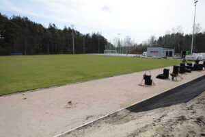 11.04.2023. Piekoszów. Przy zespole szkół powstają nowe obiekty sportowe / Fot. Wiktor Taszłow - Radio Kielce