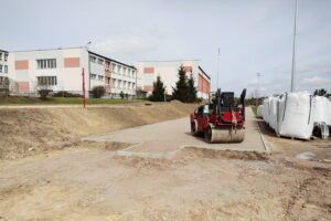 11.04.2023. Piekoszów. Przy zespole szkół powstają nowe obiekty sportowe / Fot. Wiktor Taszłow - Radio Kielce