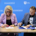 11.04.2023. Podpisanie umów dotyczących dofinansowania kosztów działalności Warsztatów Terapii Zajęciowej. Na zdjęciu (od lewej): Elżbieta Ślewa - prezes stowarzyszenia Braterskie Serce, Mirosław Gębski - starosta kielecki / Fot. Wiktor Taszłow - Radio Kielce