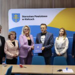 11.04.2023. Podpisanie umów dotyczących dofinansowania kosztów działalności Warsztatów Terapii Zajęciowej. Na zdjęciu (od lewej): Krzysztof Słoń - senator, Bożena Gruszczyńska - wiceprezes stowarzyszenia Braterskie Serce, Elżbieta Ślewa - prezes stowarzyszenia Braterskie Serce, Mirosław Gębski - starosta kielecki, Anna Moskwa - skarbnik powiatu, Stefan Bąk - członek Zarządu Powiatu Kieleckiego / Fot. Wiktor Taszłow - Radio Kielce