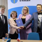 11.04.2023. Podpisanie umów dotyczących dofinansowania kosztów działalności Warsztatów Terapii Zajęciowej. Na zdjęciu (od lewej): Krzysztof Słoń - senator, Bożena Gruszczyńska - wiceprezes stowarzyszenia Braterskie Serce, Elżbieta Ślewa - prezes stowarzyszenia Braterskie Serce, Mirosław Gębski - starosta kielecki / Fot. Wiktor Taszłow - Radio Kielce