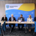 11.04.2023. Podpisanie umów dotyczących dofinansowania kosztów działalności Warsztatów Terapii Zajęciowej. Na zdjęciu (od lewej): Krzysztof Słoń - senator, Anna Rycąbel - skarbnik gminy Łagów, Paweł Marwicki - burmistrz Łagowa, Mirosław Gębski - starosta kielecki, Anna Moskwa - skarbnik powiatu, Stefan Bąk - członek Zarządu Powiatu Kieleckiego / Fot. Wiktor Taszłow - Radio Kielce