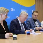 11.04.2023. Podpisanie umów dotyczących dofinansowania kosztów działalności Warsztatów Terapii Zajęciowej. Na zdjęciu (od lewej): Anna Rycąbel - skarbnik gminy Łagów, Paweł Marwicki - burmistrz Łagowa, Mirosław Gębski - starosta kielecki, Anna Moskwa - skarbnik powiatu / Fot. Wiktor Taszłow - Radio Kielce