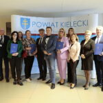 11.04.2023. Podpisanie umów dotyczących dofinansowania kosztów działalności Warsztatów Terapii Zajęciowej / Fot. Wiktor Taszłow - Radio Kielce