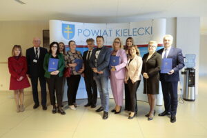 11.04.2023. Podpisanie umów dotyczących dofinansowania kosztów działalności Warsztatów Terapii Zajęciowej / Fot. Wiktor Taszłow - Radio Kielce