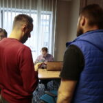 17.04.2023. Kielce. Pierwsi poborowi stawili się przed komisją wojskową w Starostwie Powiatowym w Kielcach / Fot. Wiktor Taszłow – Radio Kielce