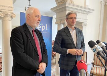 05.04.2023. Kielce. Konferencja europosłów PSL. Na zdjęciu (od lewej): Jan Olbracht - europoseł PSL i Adam Jarubas - europoseł PSL / Fot. Michał Kita - Radio Kielce