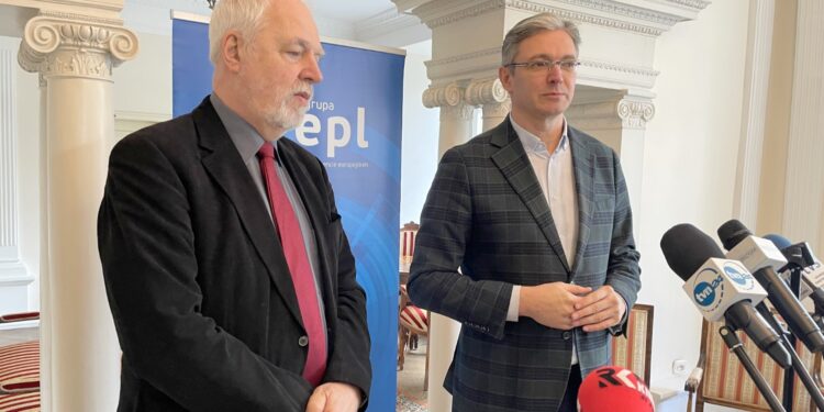 05.04.2023. Kielce. Konferencja europosłów PSL. Na zdjęciu (od lewej): Jan Olbracht - europoseł PSL i Adam Jarubas - europoseł PSL / Fot. Michał Kita - Radio Kielce