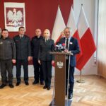 28.04.2023. Kielce. Konferencja wojewody świętokrzyskiego. Na zdjęciu (od lewej): Grzegorz Rajca - zastępca komendanta PSP, kapitan Maciej Chwiałkowski - zastępca komendanta straży granicznej w Kielcach, ppłk Jacek Lagierski - zastępca dyrektora Aresztu Śledczego, wojewoda Zbigniew Koniusz, Paweł Gorak - wojewódzki inspektor ITD, insp. Jarosław Tokarczyk - pierwszy zastępca komendanta wojewódzkiego policji, Agata Wiśniowska - zastępca inspektora ITD, Kazimierz Madzik - świętokrzyski kurator oświaty, Marzena Chodakowska - rzecznik wojewody / Fot. Michał Kita - Radio Kielce