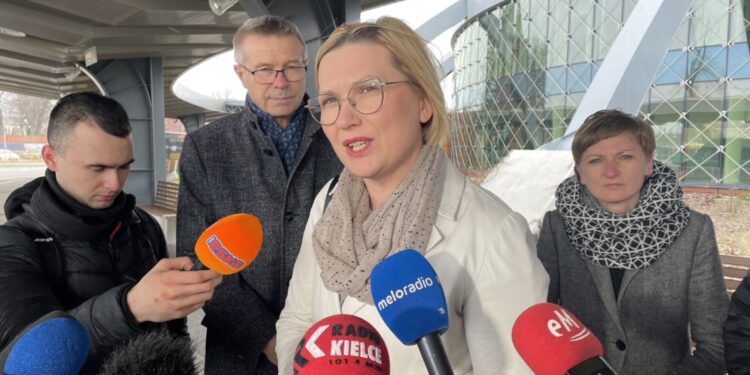 06.04.2023. Kielce. Konferencja w sprawie zakupu autobusów elektrycznych. Na zdjęciu (w środku): Bogdan Wenta - prezydent Kielc, Barbara Damian - dyrektor Zarządu Transportu Miejskiego w Kielcach i Agata Wojda - zastępca prezydenta Kielc / Fot. Paulina Michta - Radio Kielce