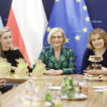 03.04.2023 Kielce. Urząd Marszałkowski. Spotkanie kieleckiego okręgu Polskiego Związku Kół Gospodyń Wiejskich. Na zdjęciu od lewej: Katarzyna Korus, wicemarszałek Renata Janik i wiceminister sportu Anna Krupka / Fot. Jarosław Kubalski - Radio Kielce
