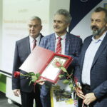 04.04.2023 Kielce. Ceremonia wręczenia nagród laureatom XIV edycji nagrody Świętokrzyski Racjonalizator. Na zdjęciu od lewej: marszałek Andrzej Bętkowski, dr hab. inż. prof. PŚk Rafał Jurecki i dr hab. inż. prof. PŚk Marek Jaśkiewicz / Fot. Jarosław Kubalski - Radio Kielce