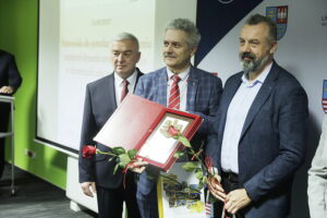 04.04.2023 Kielce. Ceremonia wręczenia nagród laureatom XIV edycji nagrody Świętokrzyski Racjonalizator. Na zdjęciu od lewej: marszałek Andrzej Bętkowski, dr hab. inż. prof. PŚk Rafał Jurecki i dr hab. inż. prof. PŚk Marek Jaśkiewicz / Fot. Jarosław Kubalski - Radio Kielce