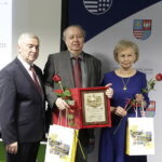 04.04.2023 Kielce. Ceremonia wręczenia nagród laureatom XIV edycji nagrody Świętokrzyski Racjonalizator. Na zdjęciu od lewej: marszałek Andrzej Bętkowski, dr hab. Prof. UJK Piotr Słomkiewicz i dr hab. Krystyna Kurdziel / Fot. Jarosław Kubalski - Radio Kielce
