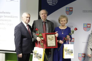 04.04.2023 Kielce. Ceremonia wręczenia nagród laureatom XIV edycji nagrody Świętokrzyski Racjonalizator. Na zdjęciu od lewej: marszałek Andrzej Bętkowski, dr hab. Prof. UJK Piotr Słomkiewicz i dr hab. Krystyna Kurdziel / Fot. Jarosław Kubalski - Radio Kielce