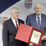 04.04.2023 Kielce. Ceremonia wręczenia nagród laureatom XIV edycji nagrody Świętokrzyski Racjonalizator. Na zdjęciu od lewej: marszałek Andrzej Bętkowski i Stanisław Szczepaniak - INVEX / Fot. Jarosław Kubalski - Radio Kielce