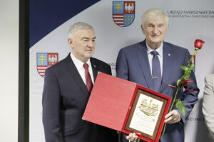 04.04.2023 Kielce. Ceremonia wręczenia nagród laureatom XIV edycji nagrody Świętokrzyski Racjonalizator. Na zdjęciu od lewej: marszałek Andrzej Bętkowski i Stanisław Szczepaniak - INVEX / Fot. Jarosław Kubalski - Radio Kielce