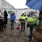 06.04.2023. Kielce. Delegacja Teatru Lalki i Aktora „Kubuś” przed swoją przyszłą siedzibę, przy ulicy Zamkowej. / Fot. Jarosław Kubalski - Radio Kielce.