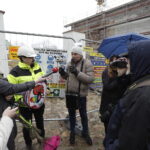 06.04.2023. Kielce. Delegacja Teatru Lalki i Aktora „Kubuś” przed swoją przyszłą siedzibę, przy ulicy Zamkowej. / Fot. Jarosław Kubalski - Radio Kielce.