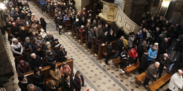 07.04.2023 Kielce. Katedra. Liturgia Wielkiego Piątku / Fot. Jarosław Kubalski - Radio Kielce