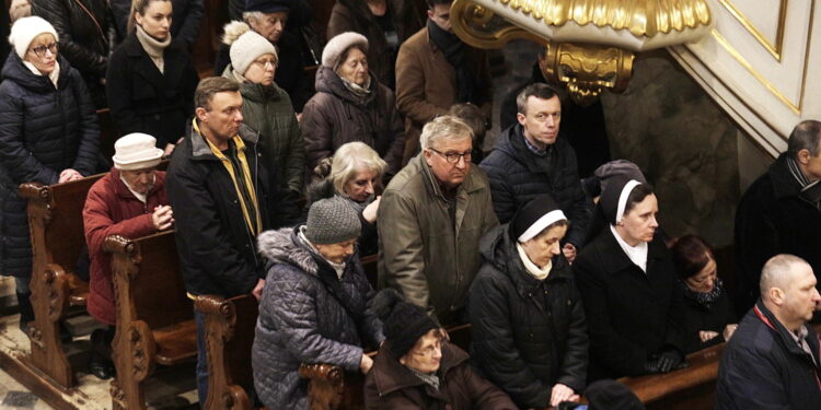 07.04.2023 Kielce. Katedra. Liturgia Wielkiego Piątku / Fot. Jarosław Kubalski - Radio Kielce