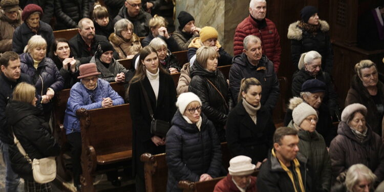 07.04.2023 Kielce. Katedra. Liturgia Wielkiego Piątku / Fot. Jarosław Kubalski - Radio Kielce