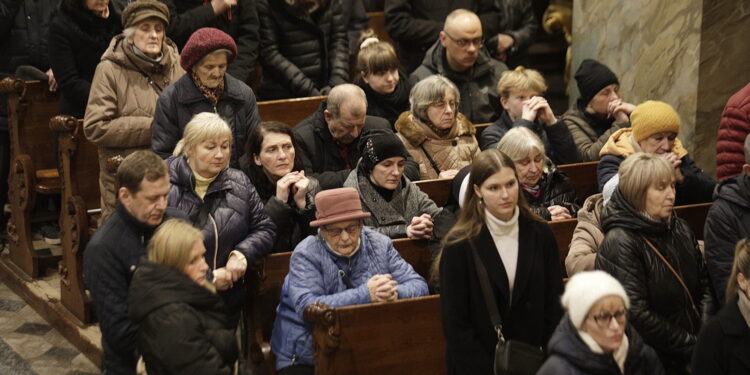 07.04.2023 Kielce. Katedra. Liturgia Wielkiego Piątku / Fot. Jarosław Kubalski - Radio Kielce