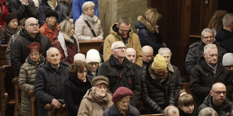 07.04.2023 Kielce. Katedra. Liturgia Wielkiego Piątku / Fot. Jarosław Kubalski - Radio Kielce