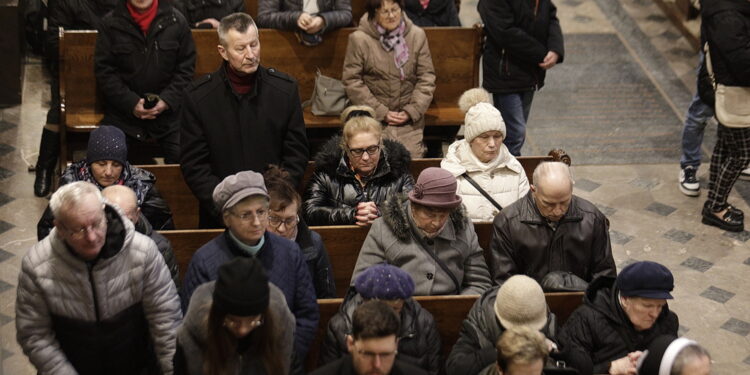 07.04.2023 Kielce. Katedra. Liturgia Wielkiego Piątku / Fot. Jarosław Kubalski - Radio Kielce