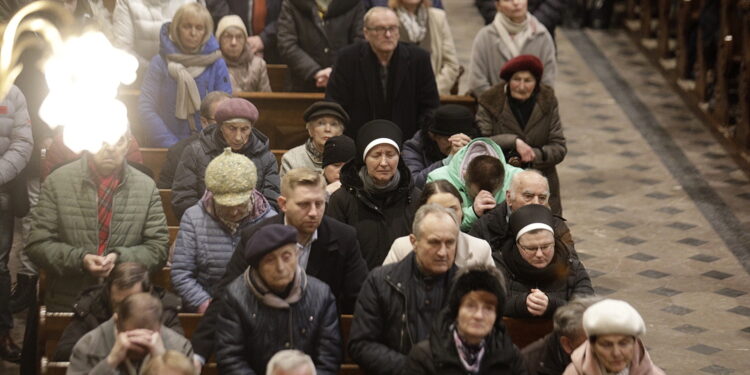 07.04.2023 Kielce. Katedra. Liturgia Wielkiego Piątku / Fot. Jarosław Kubalski - Radio Kielce