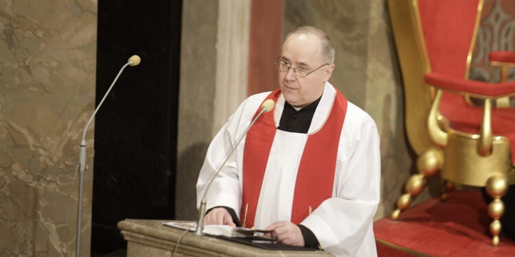 07.04.2023 Kielce. Katedra. Liturgia Wielkiego Piątku. Ks. kan. Adam Kędzierski / Fot. Jarosław Kubalski - Radio Kielce