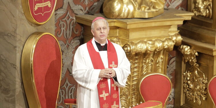 07.04.2023 Kielce. Katedra. Liturgia Wielkiego Piątku. Biskup Jan Piotrowski / Fot. Jarosław Kubalski - Radio Kielce