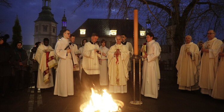 08.04.2023 Kielce. Katedra Wigilia Paschalna / Fot. Jarosław Kubalski - Radio Kielce