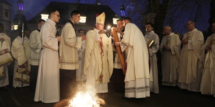 08.04.2023 Kielce. Katedra Wigilia Paschalna / Fot. Jarosław Kubalski - Radio Kielce