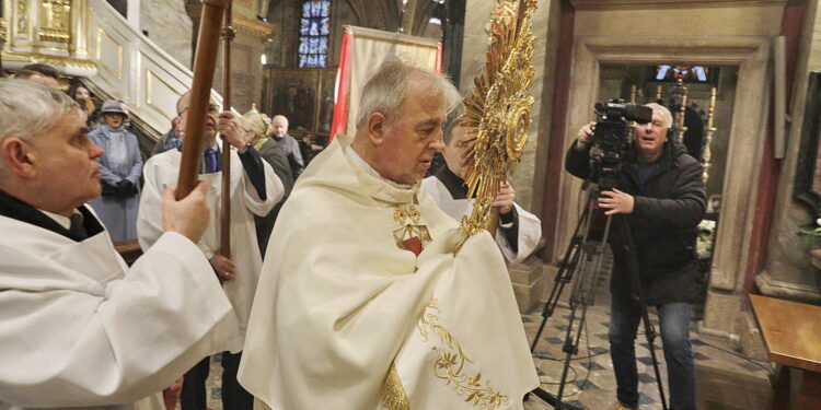 09.04.2023. Kielce. Katedra. Rezurekcja. Na zdjęciu: biskup Jan Piotrowski / Fot. Jarosław Kubalski - Radio Kielce