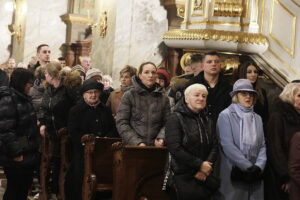 Tłumy ludzi na rezurekcji w kieleckiej katedrze - Radio Kielce