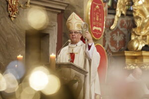 Biskup Jan Piotrowski: w przestrzeni życia religijnego, pojawiły się „wielkie smoki” ziejące ogniem zła