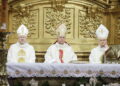 09.04.2023. Kielce. Katedra. Msza święta. Na zdjęciu (od lewej): biskup Andrzej Kaleta, biskup Jan Piotrowski, biskup Marian Florczyk / Fot. Jarosław Kubalski - Radio Kielce