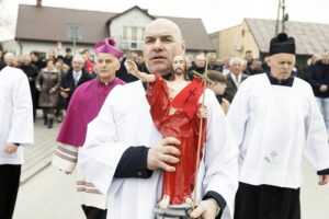 10.04.2023. Suków. Procesja Emaus / Fot. Jarosław Kubalski – Radio Kielce