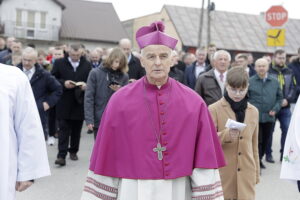 Biskup Marian Florczyk przywitał pielgrzymów Emaus - Radio Kielce
