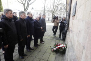 10.04.2023. Kielce. Uroczystości w 13. rocznicę katastrofy smoleńskiej. Na zdjęciu (od lewej): Andrzej Pruś - przewodniczący sejmiku województwa, senator Krzysztof Słoń, Mirosław Gębski - starosta kielecki, poseł Krzysztof Lipiec, Jarosław Karyś - przewodniczący kieleckiej rady miasta / Fot. Jarosław Kubalski - Radio Kielce