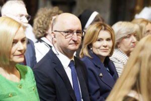 22.04.2023 Kielce. Katedra. Msza z okazji 25 lat sakry biskupa Mariana Florczyka. Na zdjęciu od lewej: marszałek Renata Janik, wiceminister spraw zagranicznych Piotr Wawrzyk i wiceminister sportu Anna Krupka / Fot. Jarosław Kubalski - Radio Kielce