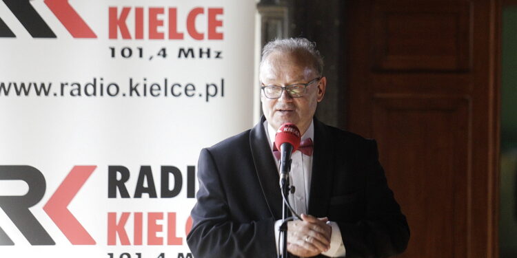 22.04.2023 Kielce. Muzeum Narodowe. Koncert zapowiadający tegoroczne "Chopinowskie Inspiracje”. Dyrektor Państwowych Szkół Muzycznych w Kielcach Artur Jaroń / Fot. Jarosław Kubalski - Radio Kielce