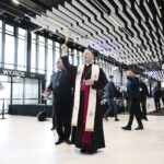 27.04.2023. Radom. Otwarcie lotniska Warszawa-Radom. Na zdjęciu (w środku): Marek Solarczyk - biskup radomski / Fot. Wiktor Taszłow – Radio Kielce