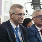 27.04.2023. Radom. Otwarcie lotniska Warszawa-Radom. Na zdjęciu: Bogdan Wenta – prezydent Kielc (z lewej) i Sławomir Stachura (z prawej) – dyrektor kancelarii prezydenta Kielc / Fot. Wiktor Taszłow – Radio Kielce