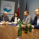 19.04.2023. Kazimierza Wielka. Podpisanie umowy na przebudowa stadionu miejskiego. Na zdjęciu (od lewej): poseł Krzysztof Lipiec, Adam Bodzioch - burmistrz Miasta i Gminy Kazimierza Wielka, Agnieszka Gaik - skarbnik Gminy Kazimierza Wielka, Damian Pawlik - wykonawca inwestycji Firma Remontowo Budowlana Damian Pawlik, Łukasz Maderak - zastępca burmistrza Miasta i Gminy Kazimierza Wielka / Fot. Marta Gajda-Kruk - Radio Kielce