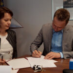 19.04.2023. Kazimierza Wielka. Podpisanie umowy na przebudowa stadionu miejskiego. Na zdjęciu: Agnieszka Gaik - skarbnik Gminy Kazimierza Wielka, Damian Pawlik - wykonawca inwestycji Firma Remontowo Budowlana Damian Pawlik / Fot. Marta Gajda-Kruk - Radio Kielce