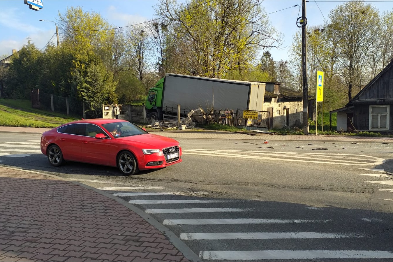 Wymusił pierwszeństwo, przebił ogrodzenie i uderzył w budynek