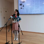 20.04.2023. Busko-Zdrój. Otwarcie miejskiej Galerii Sztuki "Willa Polonia". Na zdjęciu Karolina Brzuzan - kurator wystawy. / Fot. Marta Gajda-Kruk - Radio Kielce