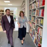 Starachowice. Czytelnia po remoncie. Na zdjęciu: prezydent Marek Materek i dyrektor Miejskiej Biblioteki Publicznej Jolanta Sopińska / Fot. UM Starachowice